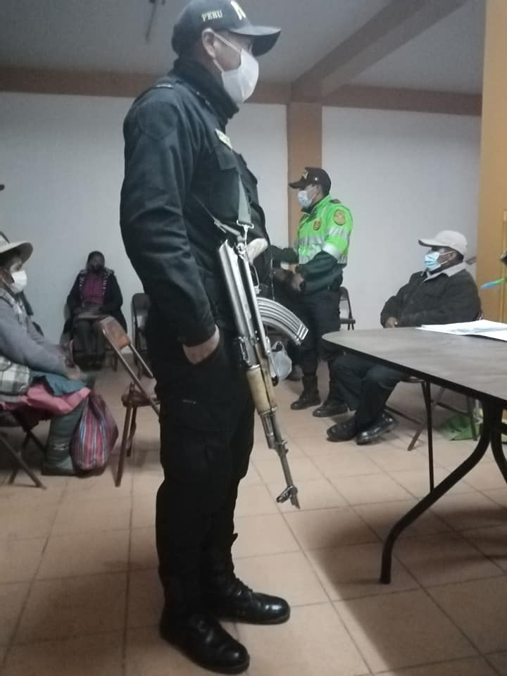 Policía interviene en reunión de Comité de Lucha por infringir la cuarentena. Foto: Facebook Rolando Osorio