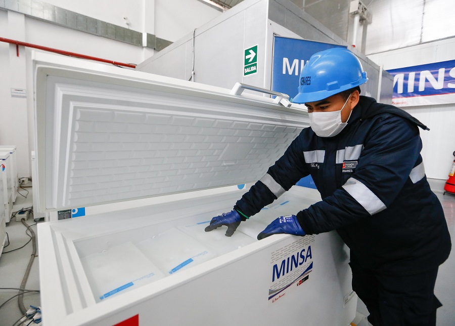la mayoría de vacunas de Pfizer se almacenan en cajas térmicas. Foto: Minsa