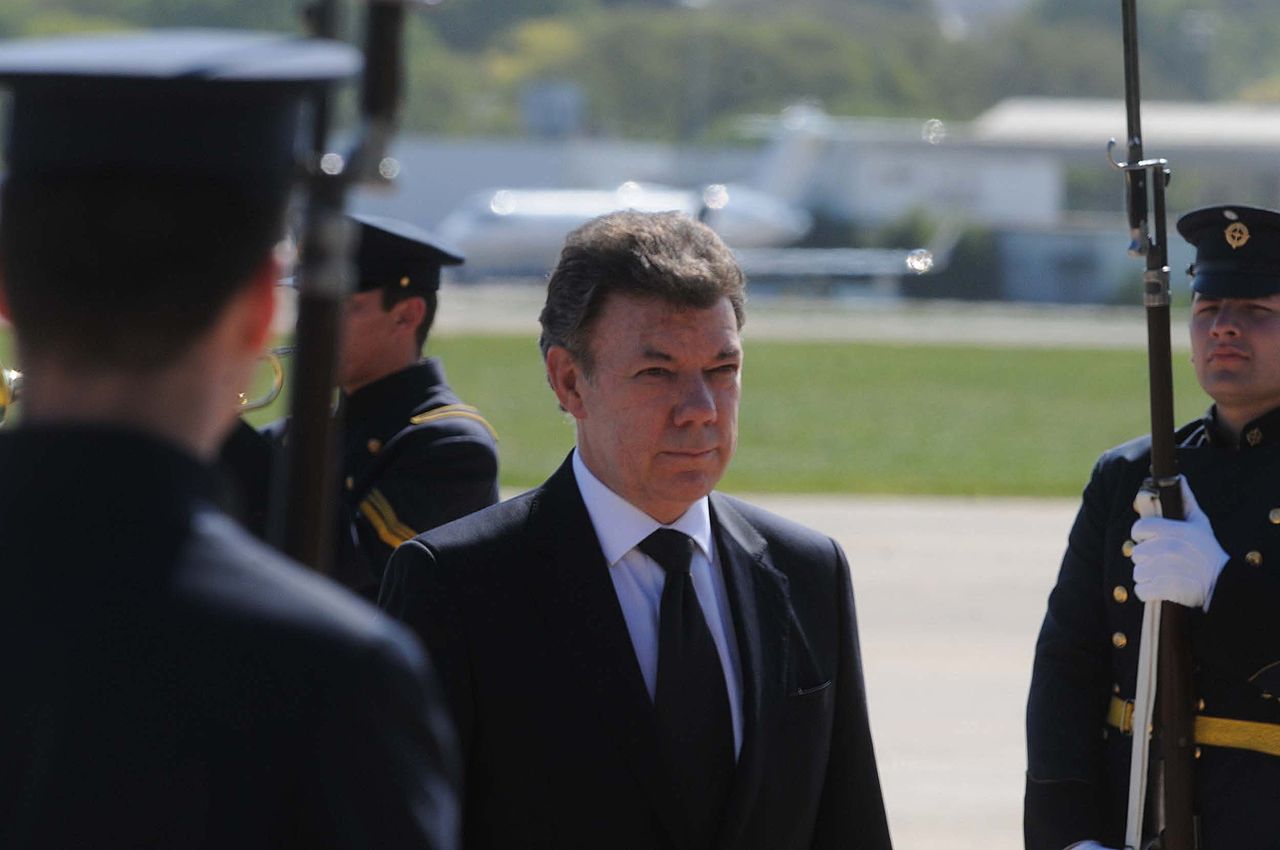 el entonces presidente de Colombia, Juan Manuel Santos, anunció que la policía nacional iniciaría una investigación sobre las presuntas actividades ilegales del negocio