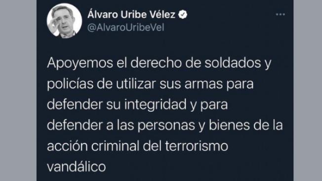 Twitter pidió que el ex presidente Álvaro Uribe retirara su tweet por la posibilidad de "inspirar a personas a cometer actos violentos". Foto: Captura