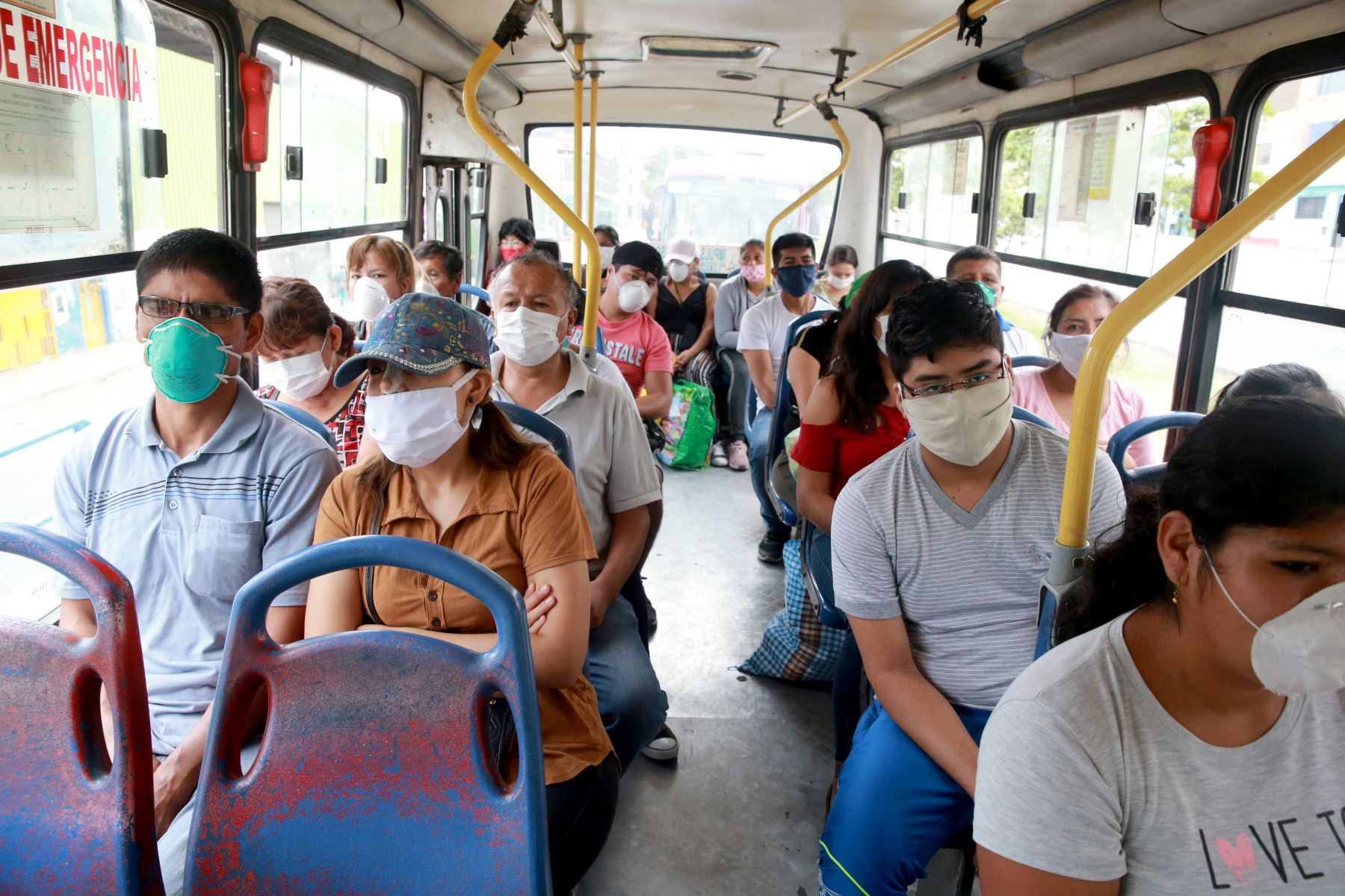 Los buses solo deben llevar pasajeros sentados. Foto: Andina