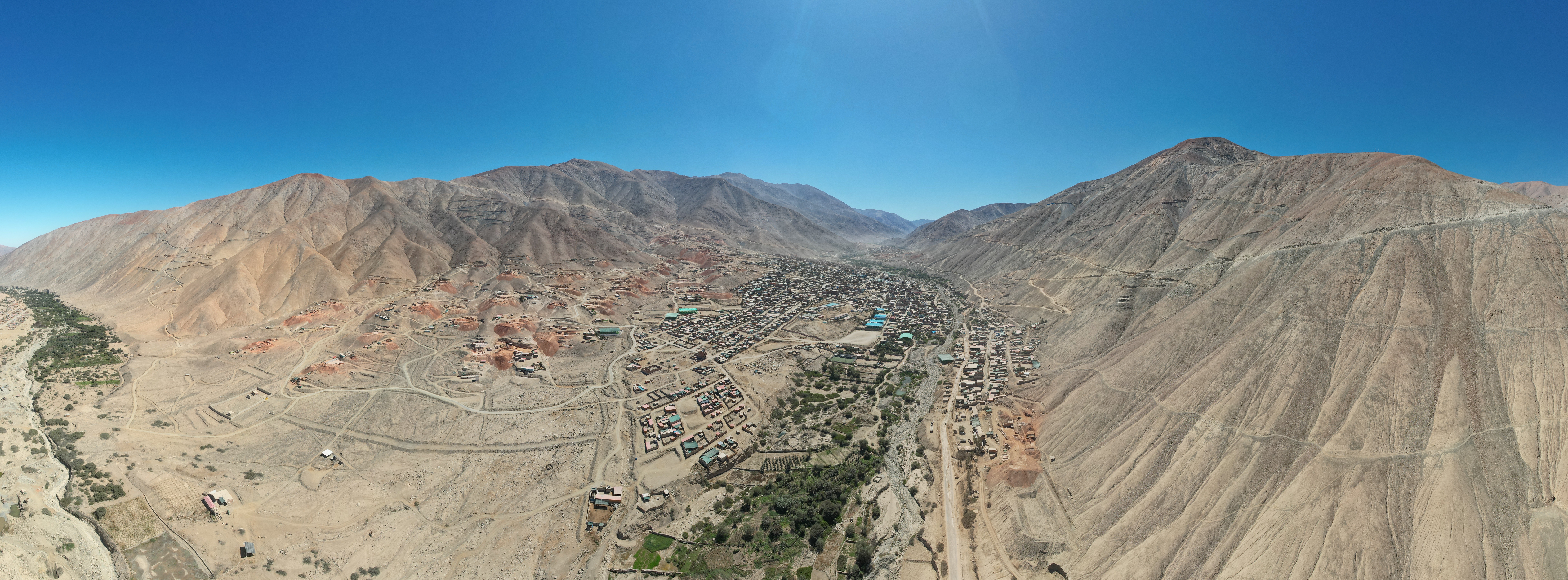 Vista panorámica del pueblo minero de Relave, en Ayacucho. Desde ahí salen cargamentos de oro a las plantas de Chala.