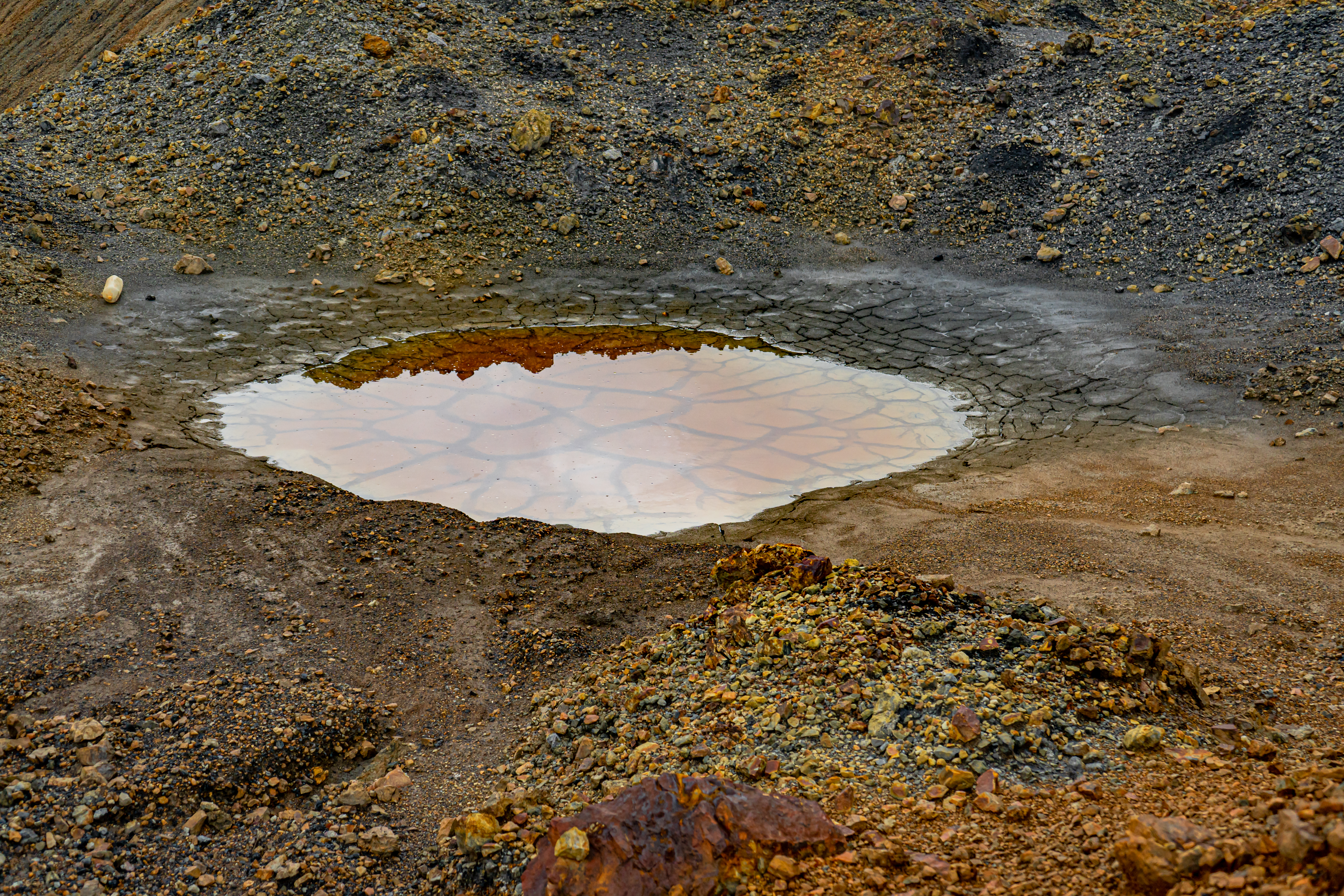 Desde su cierre, en 2018, Comarsa se ha transformado en un foco de contaminación en las quebradas Sacalla, Maleta, Bellota y el río Ucumal, vitales fuentes de agua para la agricultura en la zona. Foto: Gabriel García.