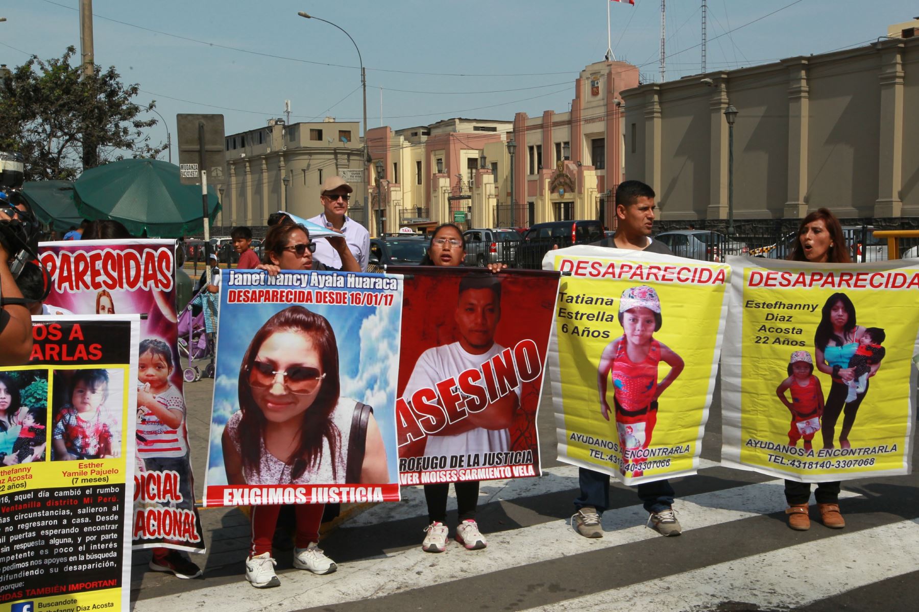 Familiares de desaparecidas protestan frente a la Dirincri.