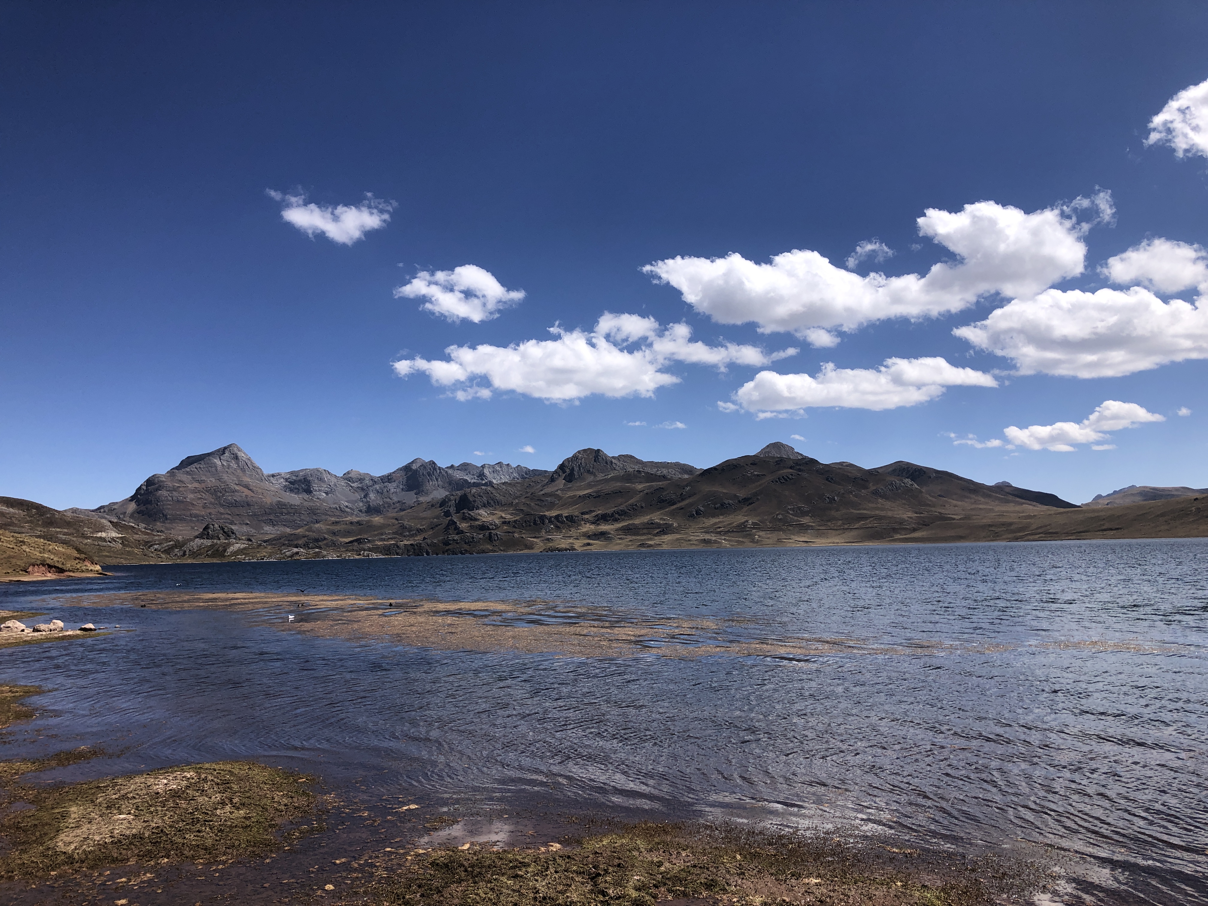 Leyenda: Esta es la laguna de Marcapomacocha, cuyas aguas alimentan el Túnel Trasandino Cuevas-Milloc. Crédito: Documental La Amenaza de Ariana (2024).