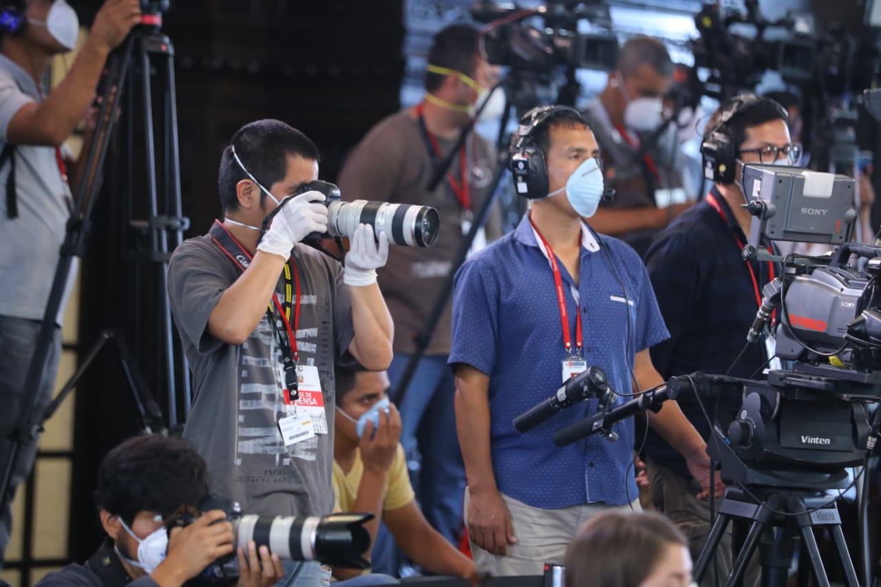Periodistas en rueda de prensa usaron mascarillas