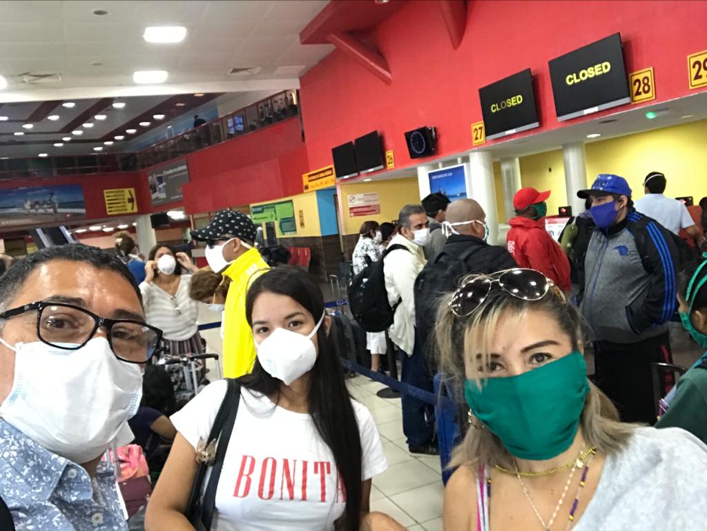 Peruanos esperando abordar el vuelo de retorno