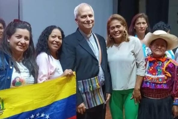 Betania Rodríguez (en el extremo izquierdo de la imagen) es venezolana, docente y trabaja como voluntaria en el reforzamiento escolar de la comunidad migrante. Foto: Archivo personal Betania Rodríguez.