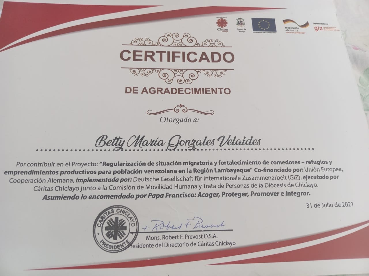 Certificado de Betty María Gonzales Velaides firmado por Robert Prevost, entonces Obispo de Chiclayo.