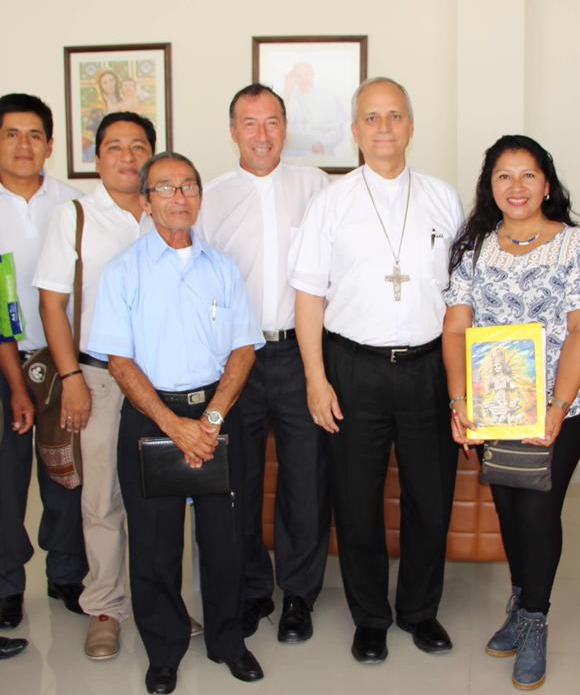 Jesús León (al extremo derecho de la imagen) junto al entonces Obispo de Chiclayo, Robert Prevost, hoy Papa León XIV. Foto: Archivo Personal Jesús León.