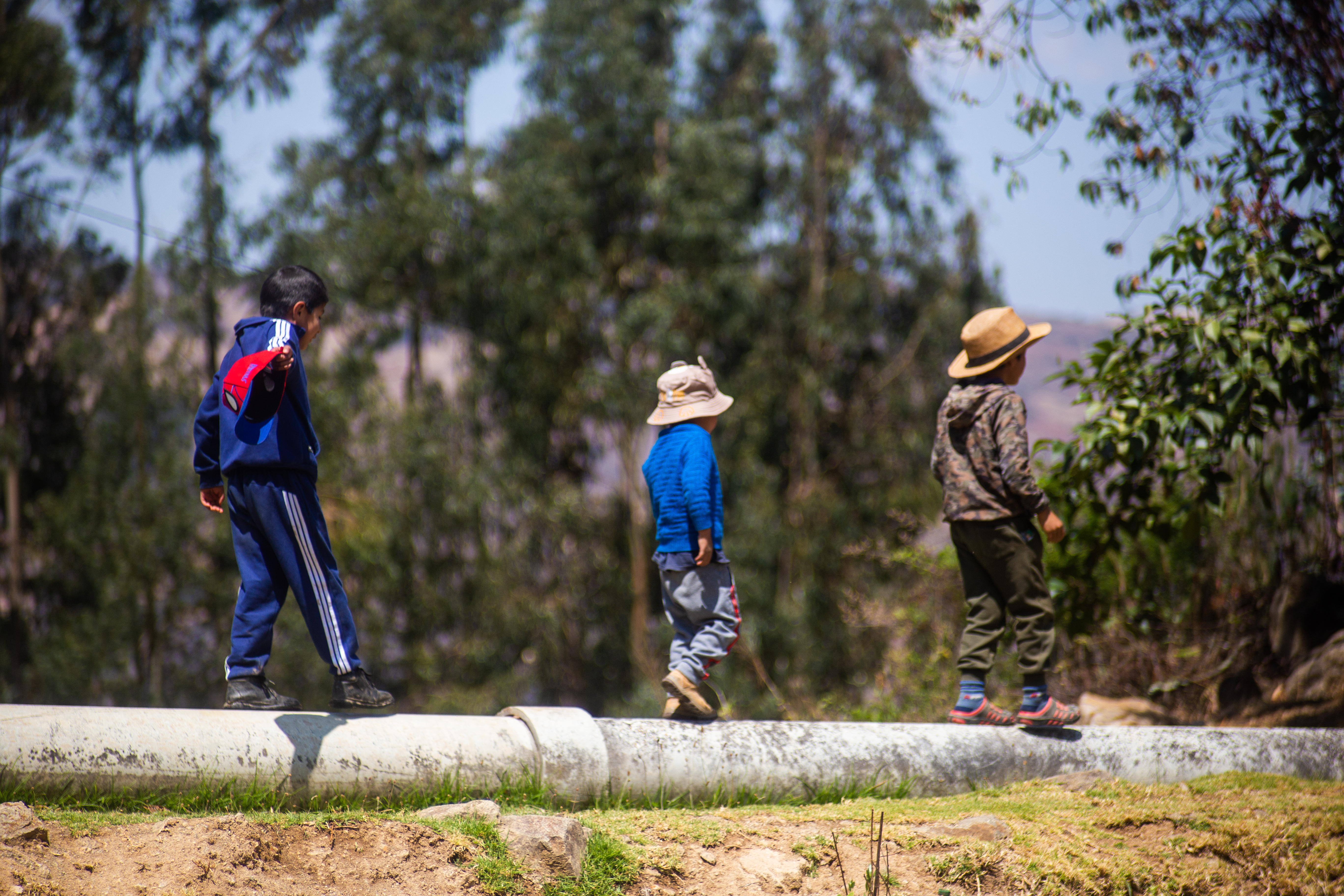 Niños de la comunidad caminan sobre instalaciones mineras.