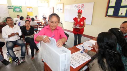 ¿Qué pasa si dos candidatos empatan? Así se resuelve según la ley electoral